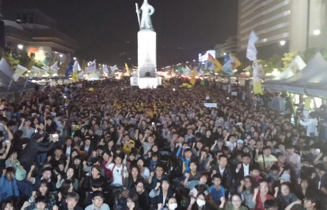 10월 1일 광화문416광장에서는 세월호 참사 900일 문화제가 열렸습니다. 대학로에서 열렸던 공공부문 총파업 결의대회와 백남기 농민 추모대회를 마치고 행진해온 사람들이 광장을 가득 메웠습니다. 많은 사람들이 국민의 힘으로 진상규명을 이어가겠다고 선언하고 다짐하는 시간이었습니다.